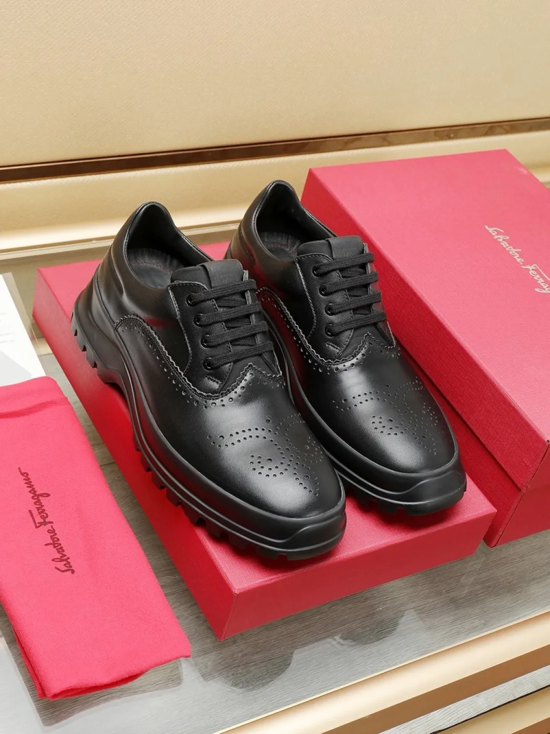 Factory P680💰🔥《Ferragamo》👏Latest•High-end top brand luxury~purchasing agent, top~quality. New fashionable business men's shoes 🔜The uppers are made of original first-layer open-edge beaded cowhide➕cowhide·lining, with fine workmanship. The original stylish and soft combination wear-resistant and non-slip outsole is light and comfortable on the feet. The real thing looks better in real photos. Number of yards: 38--44 (45 and 46 can be customized)
